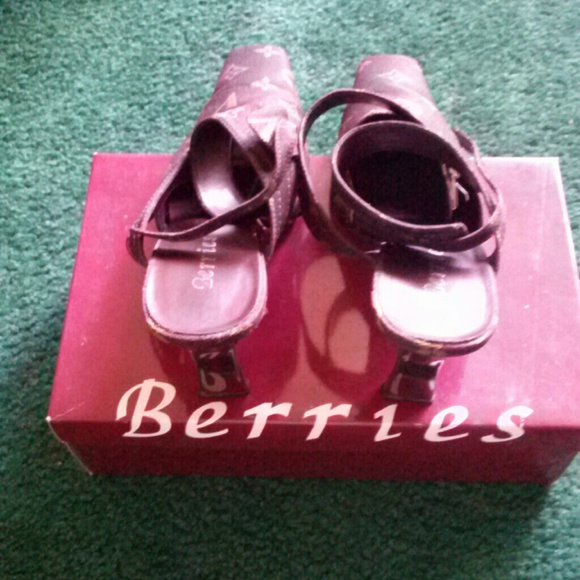 Shoes - Picture 3 of 4